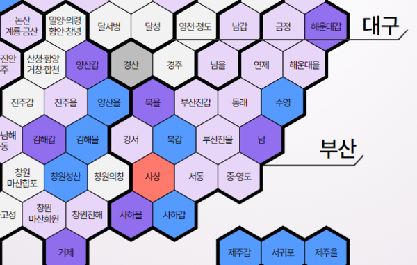 ‘제22대 국회의원 선거 여론M’ 지도 일부. 그래프에서 옅은 색의 신뢰구간이 겹치면 우열을 가릴 수 없는 경합 중임을 의미한다. 경합은 보라색으로, 신뢰구간을 벗어나 앞서는 후보자가 있을 경우 해당 후보자의 소속 정당색으로 지역구를 채웠다. 여론M 홈페이지 갈무리