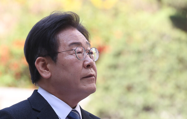 더불어민주당 이재명 대표가 총선 하루 전날인 9일 서초동 서울중앙지법에서 열리는 대장동·성남FC·백현동 관련 재판에 출석하며 기자회견을 하고 있다. 2024.4.9. 연합뉴스