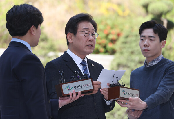 더불어민주당 이재명 대표가 총선 하루 전날인 9일 서초동 서울중앙지법에서 열리는 대장동·성남FC·백현동 관련 재판에 출석하며 기자회견을 하고 있다. 2024.4.9. 연합뉴스