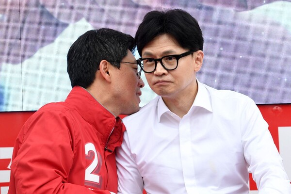 국민의힘 한동훈 비상대책위원장이 4일 광진구 자양동에서 지원유세 중 김병민 광진구갑 후보와 대화하고 있다. ©연합뉴스
