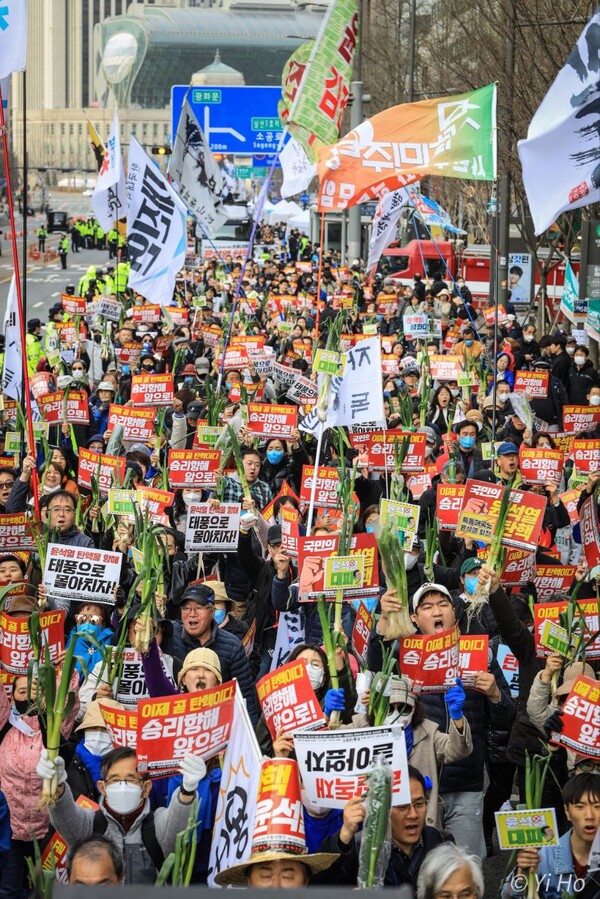 30일 촛불 시민들이 윤석열 대통령의 무지와 무능, 무책임을 상징하는 '대파'를 들고 서울 시청 앞에서 용산 대통령실까지 행진 중이다. 2024. 03. 30. 이호 작가 