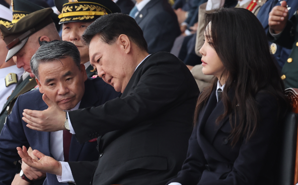 윤석열 대통령이 지난 해 9월 26일 성남 서울공항에서 열린 건군 제75주년 국군의날 기념식에서 분열을 지켜보며 이종섭 국방부 장관과 대화하고 있다. 오른쪽은 윤 대통령 부인 김건희 씨. 2023.9.26 연합뉴스