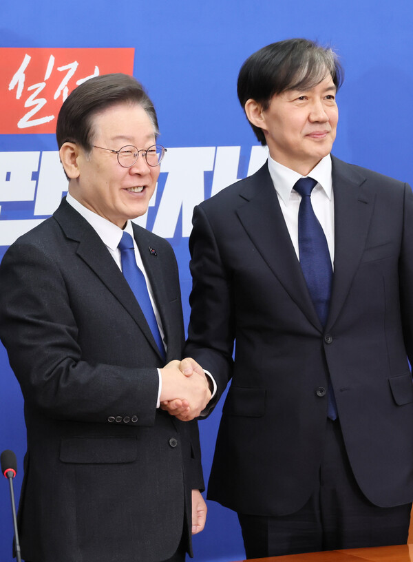 더불어민주당 이재명 대표가 5일 국회에서 취임 인사차 예방한 조국혁신당 조국 대표와 악수하고 있다. 2024.3.5. 연합뉴스