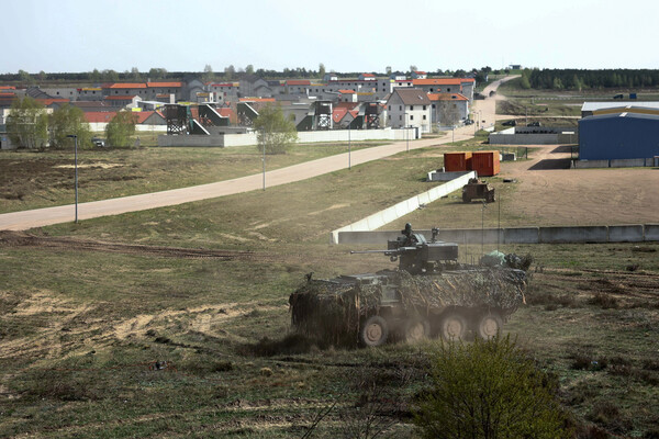 유럽은 군사훈련이 한창이다. 독일 가르델레겐에서 8일 독일과 노르웨이, 체코군이 참가하는 북대서양조약기구의 '콰드리가 2024' 연습에 참가한 군용차량이 기동하고 있다. 배경으로 보이는 마을은 평화로워 보인다. 2024..4.4. 로이터 연합뉴스 