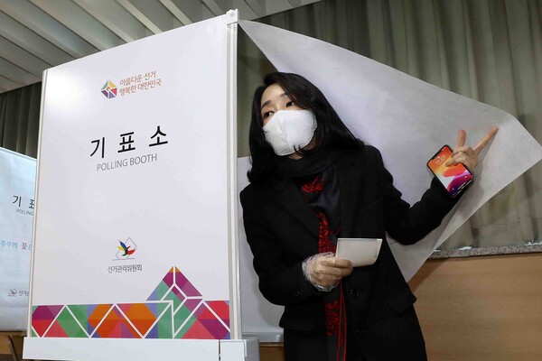 국민의힘 윤석열 대선 후보의 부인 김건희 씨가 4일 오전 서울 서초구 서초1동 주민센터에 마련된 사전투표소에서 기표한 후 기표소를 나오고 있다. 2022.3.4 [공동취재] 연합뉴스