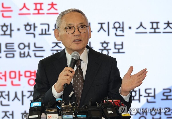 모두예술극장에서 열린 기자 간담회에서 책임심의제 도입을 설명하는 유인촌 문체부 장관. 연합뉴스