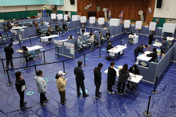 제22대 국회의원선거 투표일인 10일 오전 서울 송파구 잠전초등학교에 설치된 잠실본동 제4,5,6투표소에서 유권자들이 투표를 위해 줄지어 서 있다. 2024.4.10 연합뉴스