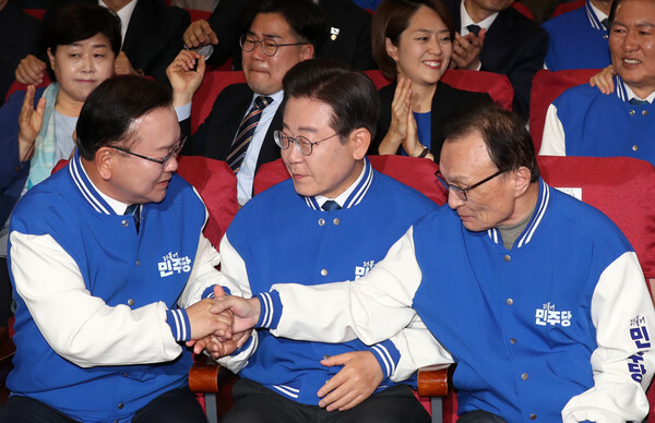 더불어민주당 이재명 대표가 10일 오후 서울 여의도 국회 의원회관에 마련된 제22대 국회의원선거 개표상황실에서 출구조사 결과를 본 뒤 격려하고 있다. 2024.4.10 [공동취재] 연합뉴스