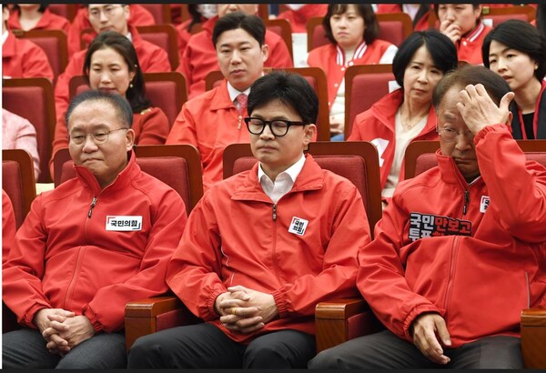 국민의힘 한동훈 비상대책위원장(가운데)이 당 관계자들과 10일 국회에서 총선 출구조사 결과 발표를 보고 있다. 2024.4.10. 연합뉴스