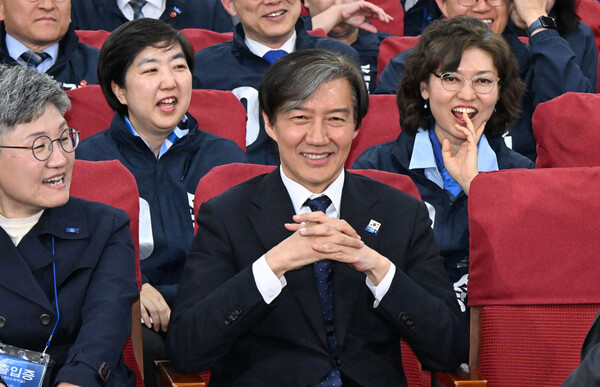  조국혁신당 조국 대표가 10일 국회에서 총선 출구조사 결과 발표를 보고 있다. 2024. 04.10 [공동취재]. 연합뉴스