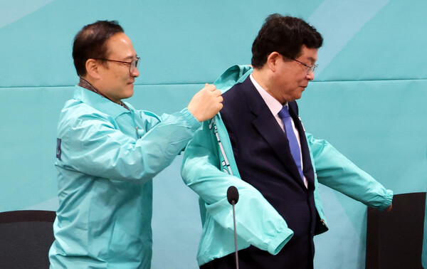새로운미래 홍영표 상임선대위원장이 17일 국회 의원회관 간담회장에서 열린 입당 환영식에서 설훈 의원에게 점퍼를 입혀주고 있다. 두 사람은 4.10 총선에서 동반 낙선했다. 2024.3.17. 연합뉴스 