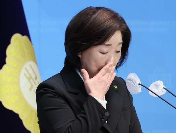 정의당 심상정 의원이 11일 국회 소통관에서 22대 총선 결과 관련 입장발표 기자회견을 하던 중 울먹이고 있다. 심 의원은 이날 "진보정치 소임을 내려 놓는다"며 정계 은퇴 의사를 밝혔다. 2024.4.11. 연합뉴스