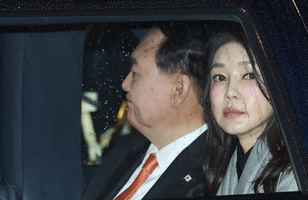 명품 수수와 국정개입 의혹을 받고 있는 김건희씨가 남편 윤석열 대통령과 네덜란드 국빈 방문을 위해 11일(현지시간) 암스테르담 스히폴 공항에 도착, 전용기인 공군 1호기에서 내린 뒤 차량에 탑승한 모습. 연합뉴스