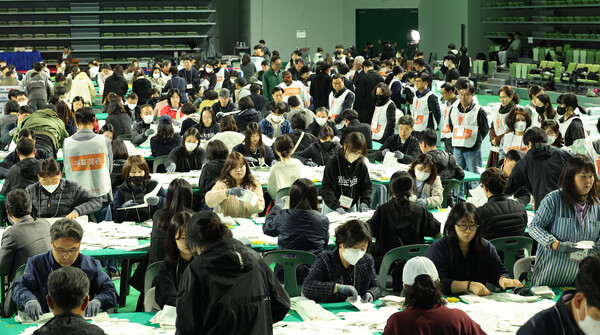 제22대 국회의원 선거일인 10일 투표 종료 뒤 울산시 남구 문수체육관에 마련된 개표소에서 개표 작업이 진행되고 있다. 2024.4.10. 연합뉴스 