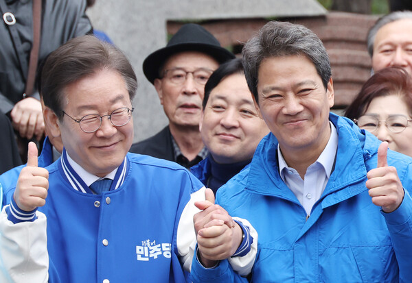 더불어민주당 이재명 대표와 임종석 전 대통령 비서실장이 28일 서울 왕십리역 광장에서 중구성동구 갑과 을에 각각 출마한 전현희 후보와 박성준 후보 지원 유세를 하며 손을 맞잡고 있다. 2024.3.28