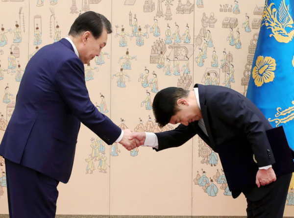 윤석열 대통령이 25일 서울 용산 대통령실 청사에서 이동관 신임 방송통신위원장에게 임명장을 수여한 뒤 악수하고 있다. 연합뉴스