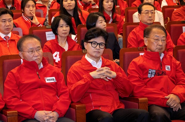 국민의힘 한동훈 총괄선대위원장 등이 10일 서울 여의도 국회도서관에 마련된 제22대 국회의원선거 개표상황실에서 출구조사 결과를 시청하고 있다. 2024.4.10 [공동취재] 연합뉴스