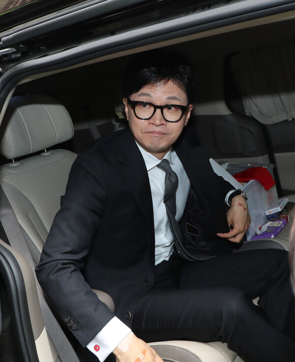 국민의힘 한동훈 비상대책위원장이 11일 서울 여의도 국민의힘 당사에서 제22대 국회의원 선거 관련 입장 발표를 한 뒤 당사를 떠나고 있다. 2024.4.11 [공동취재] 연합뉴스