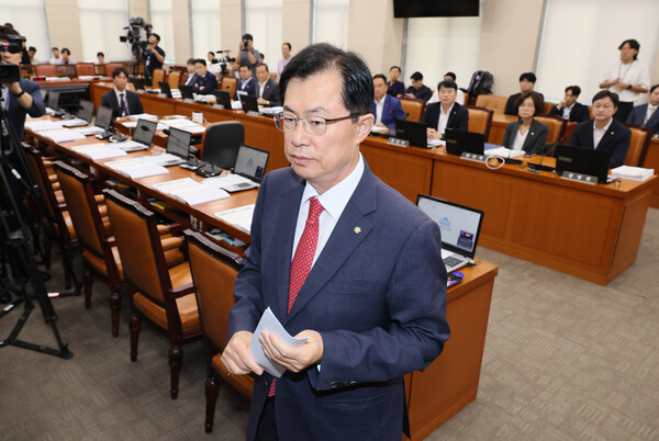 16일 오전 국회에서 열린 행정안전위원회 전체회의에서 이만희 여당 간사가 의사진행 발언 뒤 퇴장하고 있다. 이날 국민의힘 의원들과 이상민 행정안전부 장관, 윤희근 경찰청장, 김영환 충북도시자 등은 회의에 불참하면서 상임위는 파행됐다. 2023.8.16. 연합뉴스