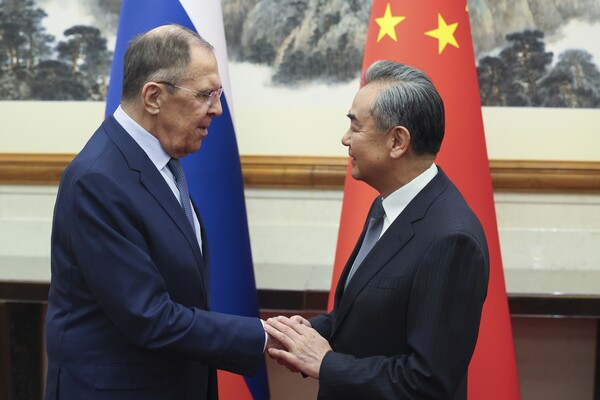 왕이 중국 외교부장(오른쪽)과 세르게이 라브로프 러시아 외무장관이 16일 베이징에서 회담에 앞서 인사를 나누고 있다. 러시아 외무부 제공. 2023 10.16   [AP=연합뉴스] 