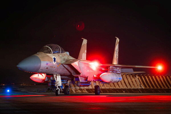 이스라엘 공군의 F-16 전투기가 이란이 발사한 무인기 및 미사일 요격 임무를 마치고 기지에 귀환하고 있다. 14일 이스라엘군이 배포한 사진이다. 2024.4.14. 로이터 연합뉴스 