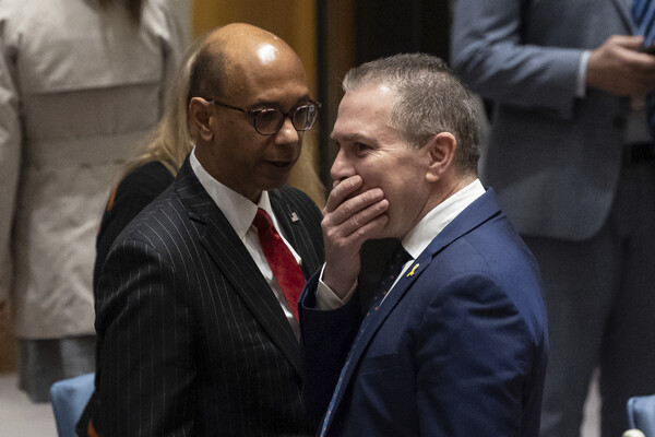 14일 미국 뉴욕의 유엔본부에서 열린 안보리 긴급회의가 끝난 뒤 길라드 에르단 이스라엘 대사(오른쪽)가 로버트 우드 미국 부대사와 이야기를 하던 도중 손으로 입을 막고 있다. 2024.4.14. AP 연합뉴스 