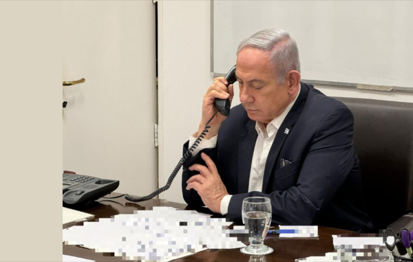 베냐민 네타냐후 이스라엘 총리가 13일 이란의 공격 직후 조 바이든 미국 대통령과 통화를 하고 있다. 2024.4.13. 이스라엘 총리실