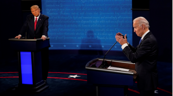 조 바이든 민주당 대선후보(오른쪽)가 2020년 대선을 앞두고 도널드 트럼프 공화당 대선후보와 토론 도중 말을 하고 있다. 2020.10.22. [AP 자료사진] 연합뉴스 