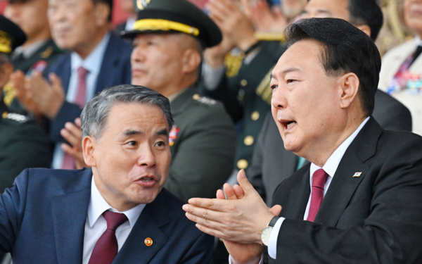 윤석열 대통령이 지난해 9월 경기도 성남 서울공항에서 열린 건군 제75주년 국군의 날 기념식에서 당시 이종섭 국방부 장관과 대화하고 있다. [사진=대통령실]