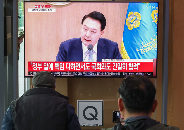 16일 오전 서울 중구 서울역에서 시민들이 윤석열 대통령의 국무회의 생중계 모두발언을 지켜보고 있다. 2024.4.16 연합뉴스