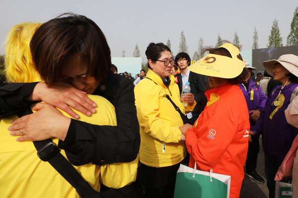 16일 오후 경기도 안산시 화랑유원지에서 열린 '세월호 참사 10주기 기억식'에서 참사 유가족들이 서로 인사하고 있다. 2024.4.16 [공동취재] 연합뉴스
