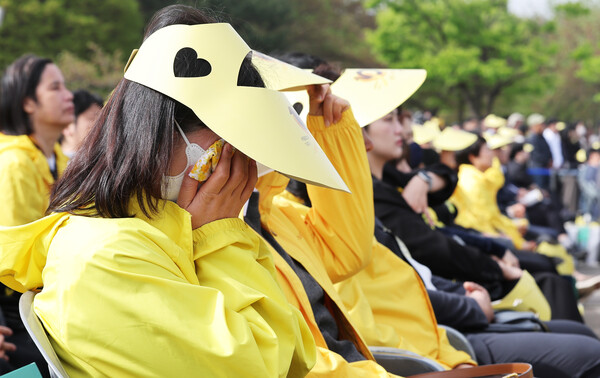 16일 오후 경기도 안산시 화랑유원지에서 열린 ' 기억식'에서 유가족이 눈물을 닦고 있다. 2024.4.16. 연합뉴스