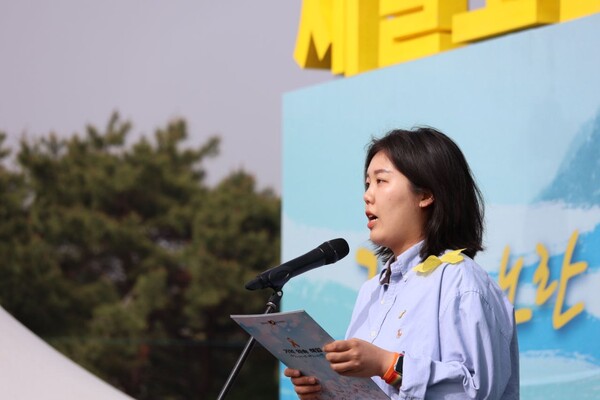 세월호 참사 단원고 희생자들과 동갑내기인 1997년생 김지애 씨가 16일 경기 안산시에서 열린 세월호 10주기 기억식에서 기억편지를 낭독하고 있다. 2024.4.16. 에큐메니안 임석규 객원기자