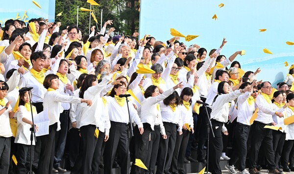 16일 오후 경기도 안산시 화랑유원지에서 열린 '세월호 참사 10주기 기억식'에서 4.16합창단과 시민합창단이 기억합창 중 노란색 종이비행기를 날리고 있다. 2024.4.16 [공동취재] 연합뉴스