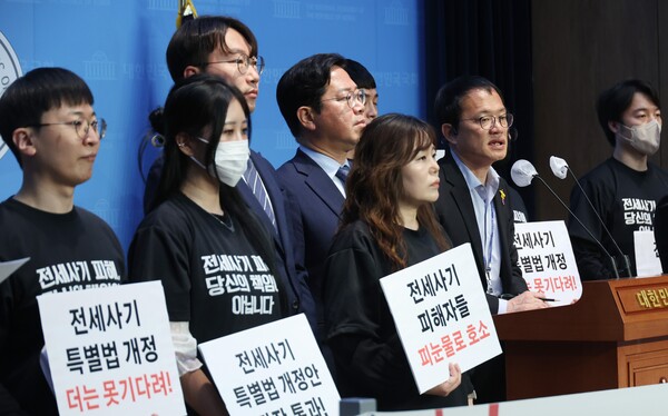 17일 국회에서 전세사기,깡통전세 피해자 전국대책위 등의 주최로 열린 '전세사기 특별법 개정안 본회의 처리 촉구' 기자회견에서 더불어민주당 박주민 의원이 발언을 하고 있다. 2024.4.17. 연합뉴스