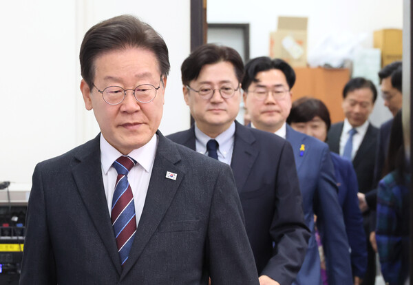 더불어민주당 이재명 대표가 17일 국회에서 열린 최고위원회의에 홍익표 원내대표, 박찬대 최고위원 등과 함께 참석하고 있다. 2024.4.17. 연합뉴스