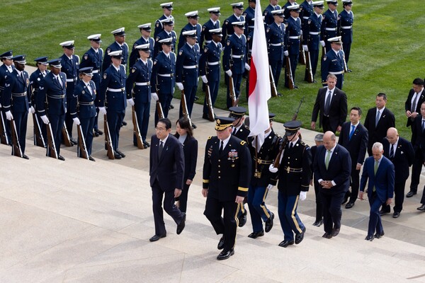 미국을 국빈방문 중인 기시다 후미오 일본 총리가 9일 미국 버지니아 주 알링턴 국립묘지 무명용사 묘에서 열린 미군 명예 헌화식에 참석했다. 트레버 브레든캠프 소장과 합동군 본부 수도권 지역 및 워싱턴 육군군사지구 사령관 등이 함께했다. 2024.4.9. EPA 연합뉴스