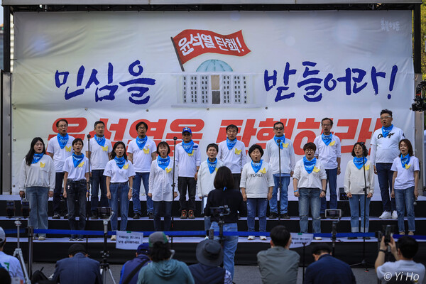 13일 오후 서울 시청역 숭례문 앞 대로에서 열린 '윤석열 퇴진! 김건희 특검! 85차 촛불대행진' 집회에서 촛불합창단이 공연을 하고 있다. 이호 작가