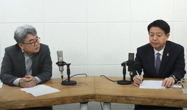 더불어민주당 서울시당위원장인 김영호(서대문을‧3선) 의원이 17일 오후 시민언론 민들레의 유튜브 방송 '민들레 초대석'에 출연해 송요훈 편집위원과 대담하고 있다