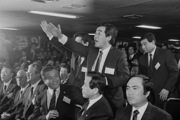 1990년 1월 30일 민주당 전당대회에서 김영삼 총재가 3당 합당에 대해 설명하자 김상현 의원과 노무현 의원이 항의하고 있다. 두 사람은 군사정권 잔당들과 같이 할 수 없다며 민자당 참여를 거부하고 이후 '꼬마 민주당'을 만들게 된다. 1990.1.30. 연합뉴스