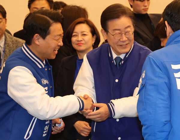 20일 국회에서 열린 더불어민주당 서울시당 선거대책위원회 출범식에서 이재명 대표가 김영호 위원장과 인사하고 있다. 2024.3.20. 연합뉴스