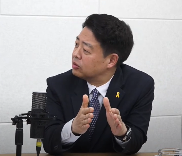 더불어민주당 서울시당위원장인 김영호(서대문을‧3선) 의원이 17일 오후 시민언론 민들레의 유튜브 방송 '민들레 초대석'에 출연해 발언하고 있다