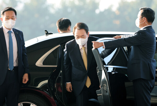 윤석열 대통령이 18일 오전 서울 용산 대통령실 청사로 출근하고 있다. 2022.11.18 연합뉴스