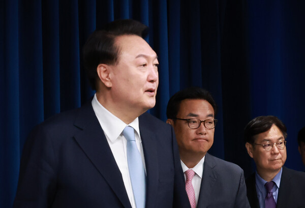 윤석열 대통령이 22일 서울 용산 대통령실 청사에서 열린 인사브리핑에서 신임 대통령 비서실장으로 임명된 국민의힘 정진석 의원을 소개하기 위해 단상에 오르며 발언하고 있다. 왼쪽부터 윤 대통령, 정 신임 비서실장, 이관섭 현 대통령 비서실장. 2024. 04. 22. 연합뉴스