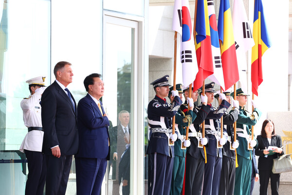 윤석열 대통령이 23일 서울 용산 대통령실 앞에서 열린 클라우스 베르네르 요하니스 루마니아 대통령 공식 환영식에서 애국가가 연주되는 동안 국기에 경례하고 있다. 2024.4.23 [대통령실통신사진기자단] 연합뉴스