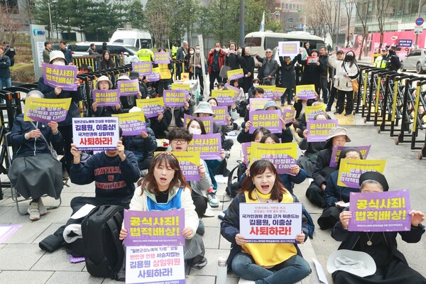 3월 27일 오후 서울 종로구 옛 일본대사관 인근에서 열린 1641차 일본군 성노예제 문제해결을 위한 정기 수요 시위에서 참석자들이 손팻말을 들고 있다. 2024.3.27. 연합뉴스
