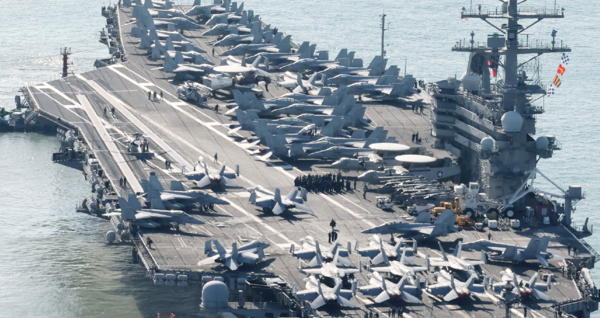 지난해 10월12일 오전 미국 핵 추진 항공모함 로널드 레이건호(CVN-76)가 부산작전기지에 입항하고 있다. 레이건함 등 미 항모강습단은 이틀간 제주 동남방 공해상에서 우리 해군, 일본 해상자위대와 한미일 해양차단훈련과 대해적훈련을 실시한 뒤 부산에 머물렀다. 10만t급의 레이건호는 2003년 취역해 슈퍼호넷(F/A-18) 전투기, 공중조기경보기(E-2D)를 비롯한 각종 항공기 80여 대를 탑재하고 다녀 '떠다니는 군사기지'로 불린다. 연합뉴스