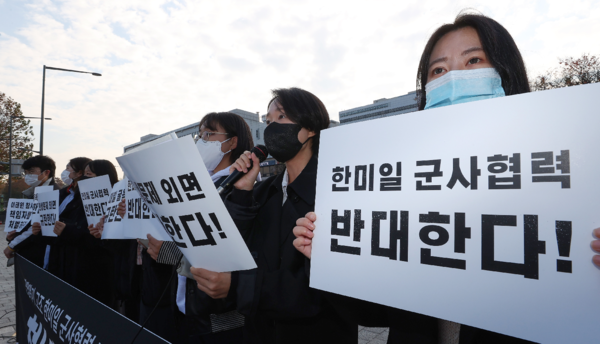 윤석열개악저지청년학생연석회의 관계자들이 지난 2022년 11월15일 오전 서울 용산구 전쟁기념관 앞에서 윤석열 정부의 대일 외교와 한미일 정상회담 뒤 발표된 공동성명 등을 규탄하며 손팻말을 들고 있다. 연합뉴스