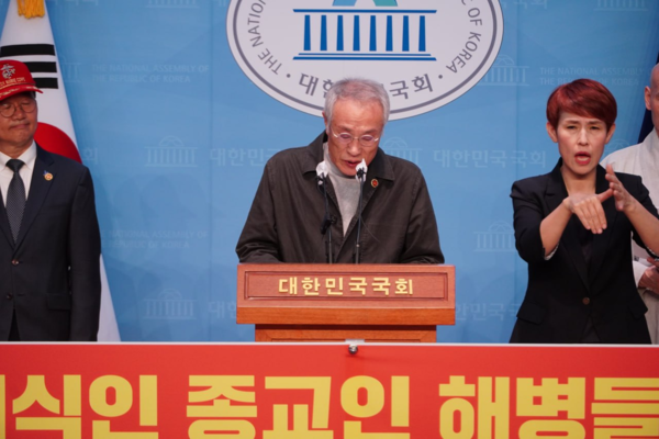 황석영 작가가 25일 오전 국회 소통관에서 열린 지식 종교인 해병들의 해병대원 특검촉구 기자회견에서 성명을 읽고 있다. 2024.4.25. 박주민 의원실 제공