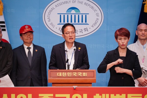 더불어민주당 해병대원 사망사건 진상규명 TF단장인 박주민 의원이 25일 오전 국회 소통관에서 열린 지식 종교인 해병들의 해병대원 특검촉구 기자회견에서 발언을 하고 있. 2024.4.25. 박주민 의원실 제공